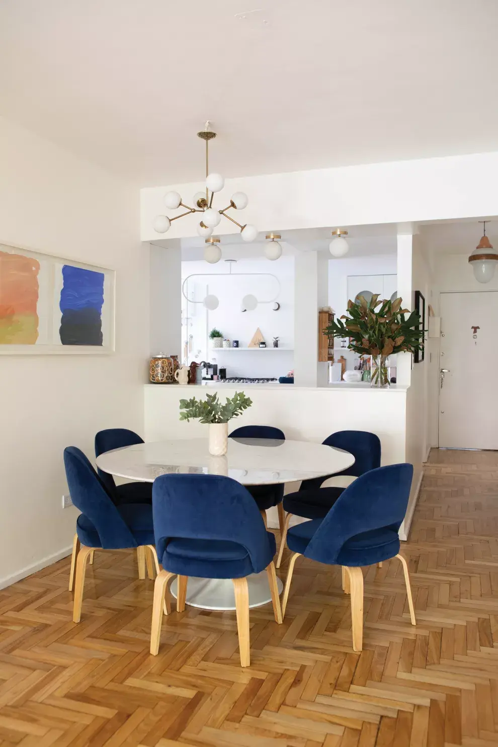 "Elegí el color azul porque representa la comunicación y la expresión", cuenta sobre las sillas.