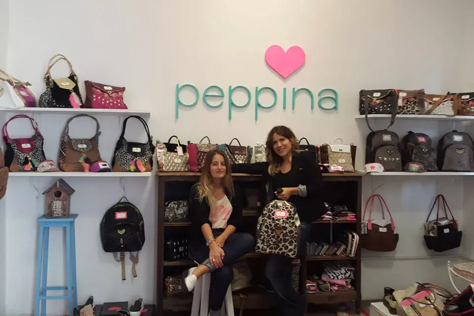 Carteras, zapatos y accesorios que apunta al mix de texturas, materiales de todo tipo, colores y detalles que crean piezas únicas