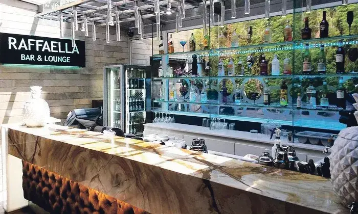 Un bar moderno e íntimo en el Lennox Hotel