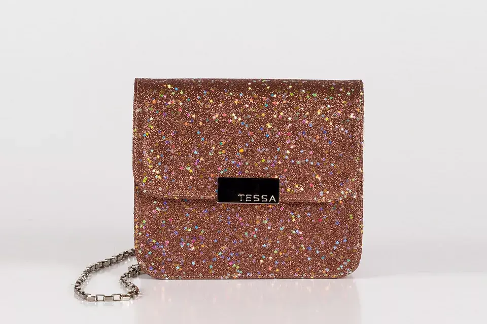 Bandolera con estrellas y glitter (Tessa, $1743)