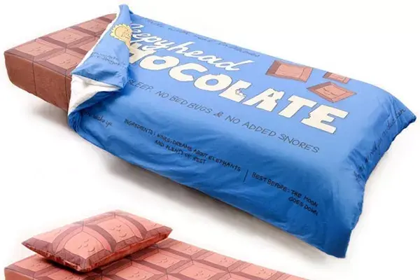 Para los chicos más golosos, una cama con forma de chocolate gigante. ¿La comprarías? www. bemlegaus.com
