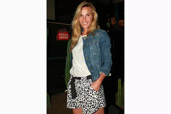 Una mini con una buena estampa combinada con básicos arman un conjunto bien moderno, como este de Lara Bernasconi en la fiesta de Stella Artois en Punta del Este