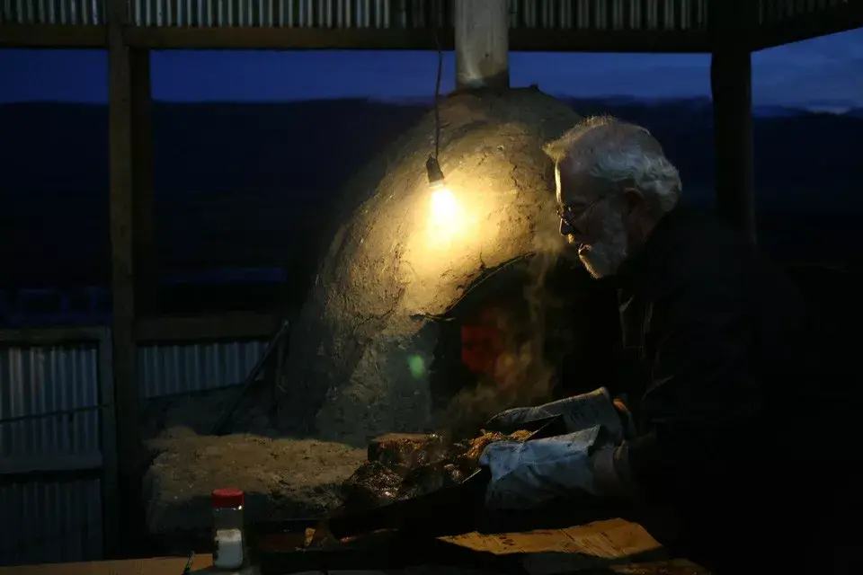 Comidas patagónicas hechas en hornos de barro