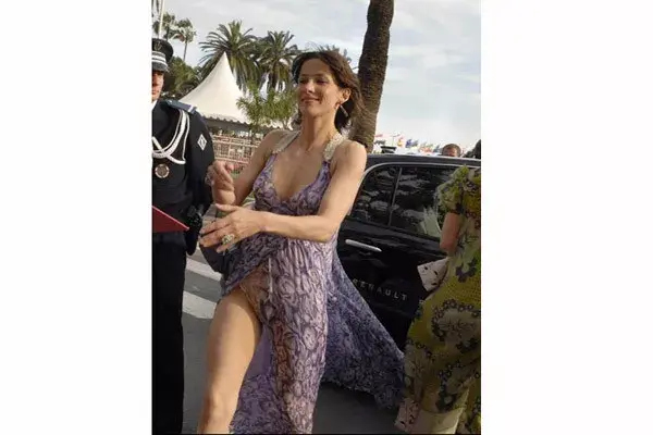 La actriz francesa Sophie Marceau camina contenta por la calle...¿se abrió el vestido por el viento o se desprendió un botón?