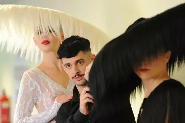 Los trajes y las pelucas de Charlie Le Mindu son 100 por ciento de pelo natural