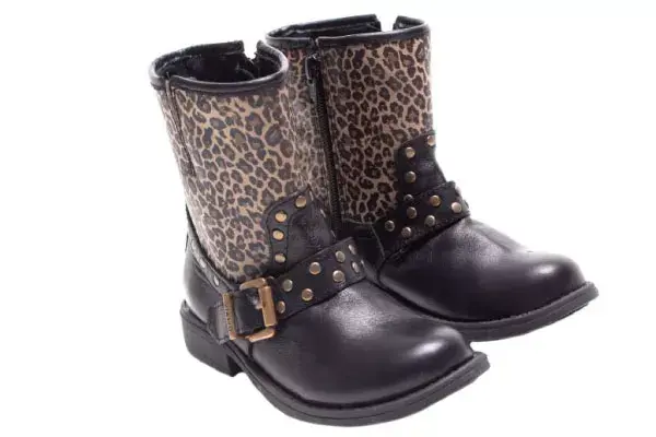 Botitas con tachas y animal print (Viamo, $499)