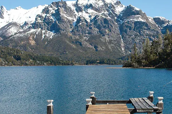 Descansar a orillas del lago, una de las opciones en Bariloche