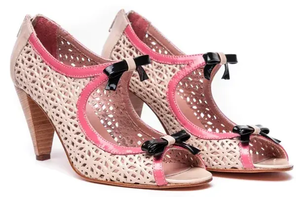 Sandalia nude con moños (Alfonsina Fal Art, $860)