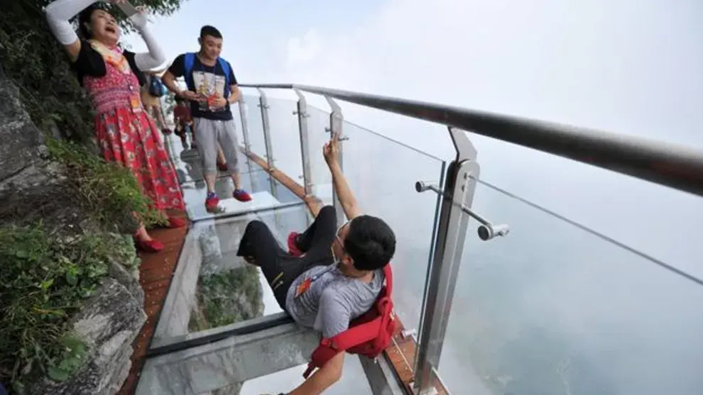 En agosto, China inauguró la pasarela colgante de cristal más larga del mundo. Se ubica en el Parque Forestal Nacional Zhangjiajie, en el sur del país