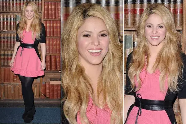 Shakira fue a una charla en la Oxford Union con un look aniñado: vestido rosa plisado combinado con medias, abrigo, cinturón y zapatos en negro