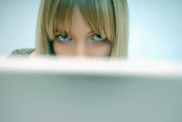 El 50 por ciento de los que buscan amantes en Internet son mujeres