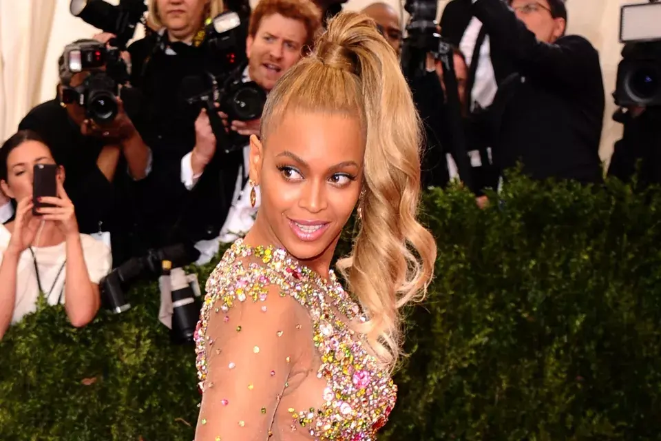 Beyoncé, no estamos seguras de lo que quisiste hacer con tu pelo. Esa cola de caballo tan tirante en el medio de la cabeza da un look muy Mi bella genio