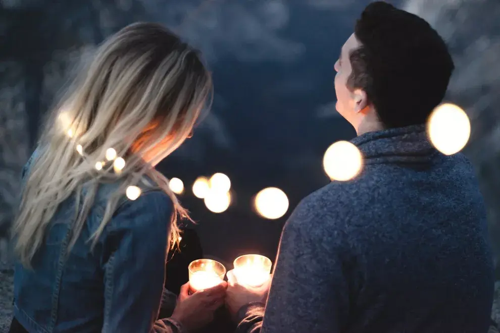 Aunque sea solo un touch and go, el romance está siempre a la orden del día, no hace falta aclarar el consabido "no te enamores de mí"