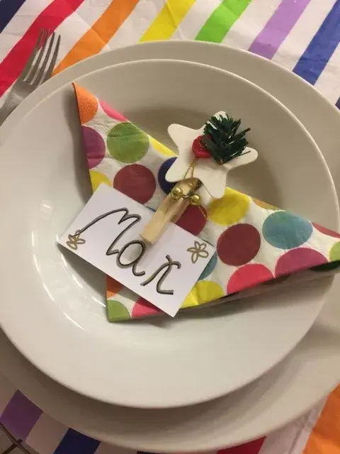 Ideas fáciles y prácticas para decorar la mesa de Navidad.