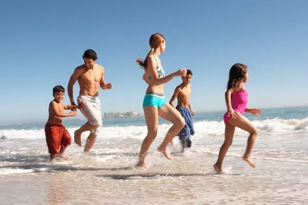 Con sus hijos, es un amor. Llega con pala, balde, barrenador y dos niños bastante caprichosos