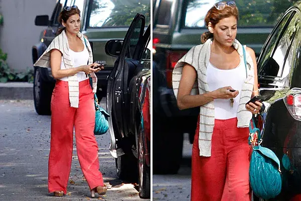 El pantalón Oxford se viene con todo. Eva Mendes eligió uno rojo que lo llevó con una musculosa blanca. Sí  o sí hay que usarlo con tacos