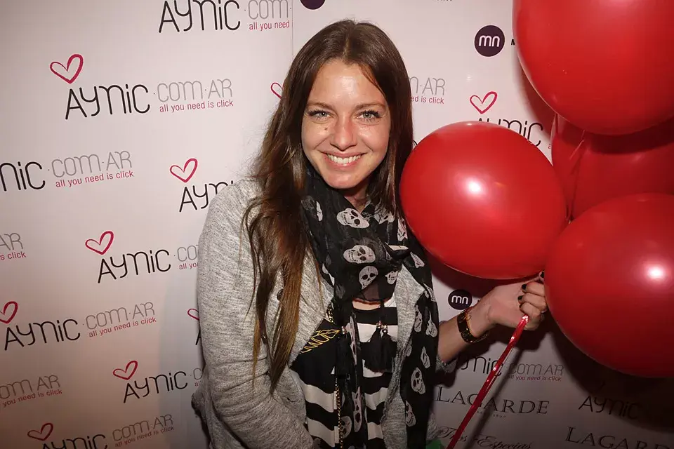 Siempre sonriente, Geraldine Neumann estuvo en el festejo por los cuatro años de Aynic ; ¿el toque rocker? El pañuelo con calaveras