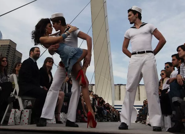 Con un desfile en el Puente de la Mujer, las hermanas Natalia y Adriana Oreiro presentaron prendas de impronta marinera y romántica