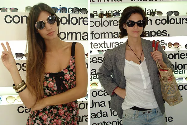 Agustina Córdova, con un solero floreado, y Mónica Antonópulos, de jean, remera blanca y saco, pasaron por el local de Infinit para conocer la nueva colección de anteojos