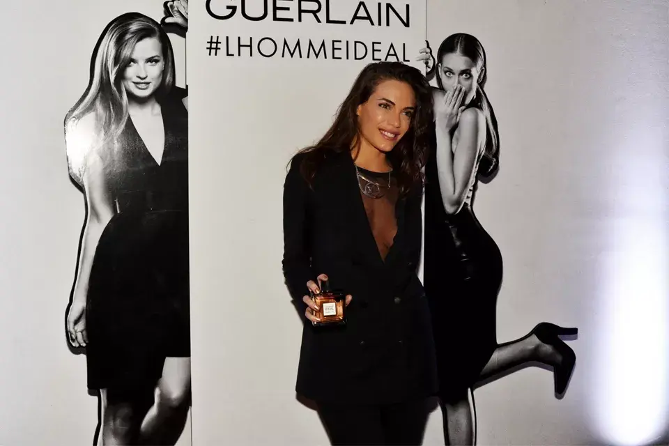 Emilia Attias fue a conocer el nuevo perfume de Guerlain ¡y se vistió de manera muy sexy! Puro negro y transparencias. Sumó un collar metálico para llevar todas las miradas a su escote