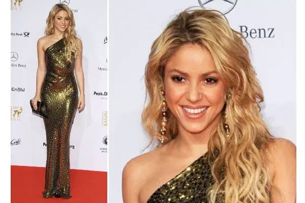 Para los premios Bambi, Shakira eligió un vestido brilloso bien al cuerpo