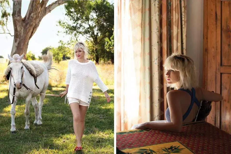 SUÉTER (PAULA CAHEN D’ANVERS, $2800), SHORTS (WANAMA, $1490), SANDALIAS (SOFI MARTIRÉ, $2750) / TOP (AY NOT DEAD, $1045), PANTALÓN (NAM, $2000)