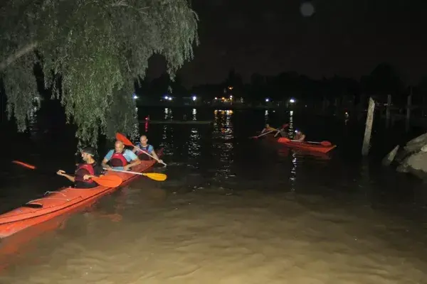 La remada nocturna consiste en navegar a la luz de la luna llena, recorriendo ríos y arroyos