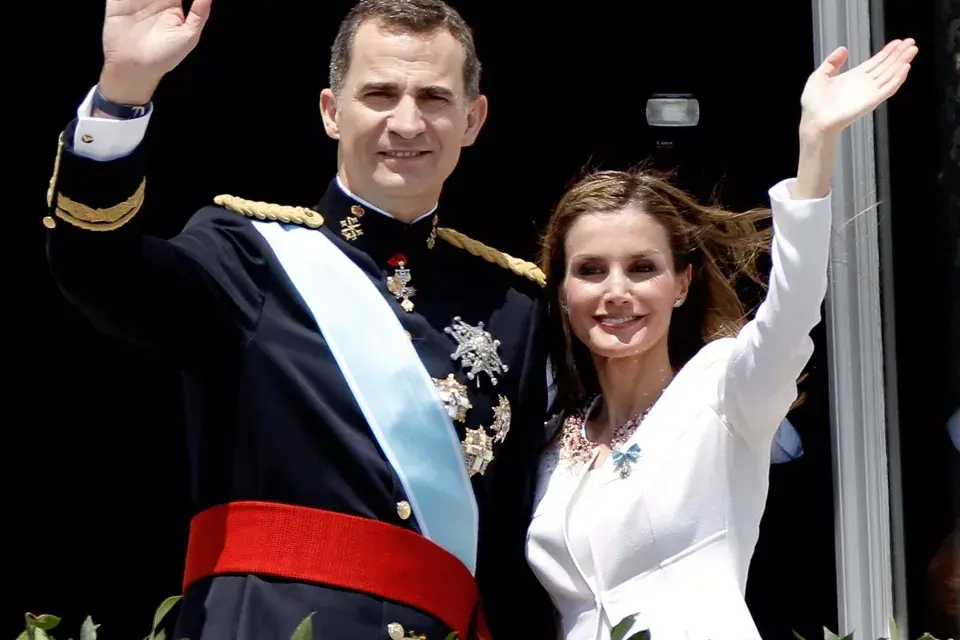 El nuevo rey de España, Felipe VI, y su mujer, Letizia Ortiz aludaron desde el balcón del Palacio de Oriente