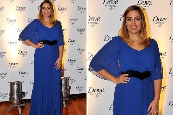 Muriel Santa Ana, divina, con un vestido  plisado azul klein