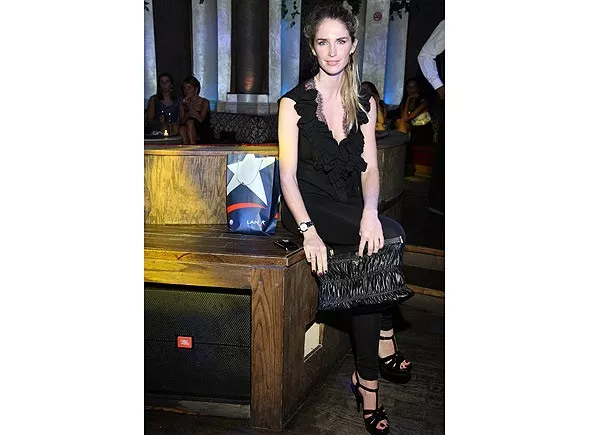 La modelo Julieta Spina viajó a la semana de la moda de Nueva York. Posó con un look total black con top con volados y cartera con frunces