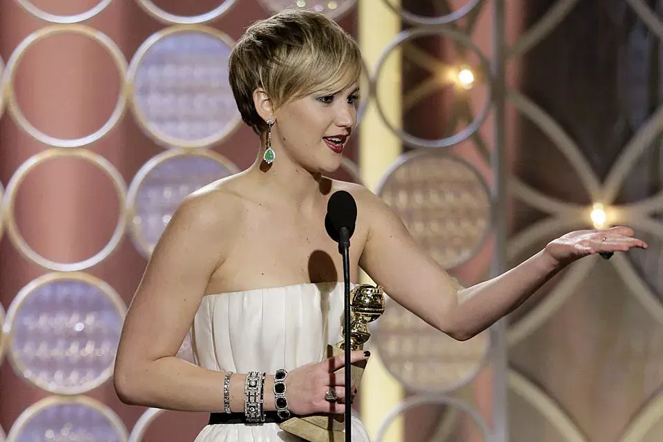 Durante la última entrega de los Globos de Oro, con el pelo hacia adelante y el flequillo hacia un costado