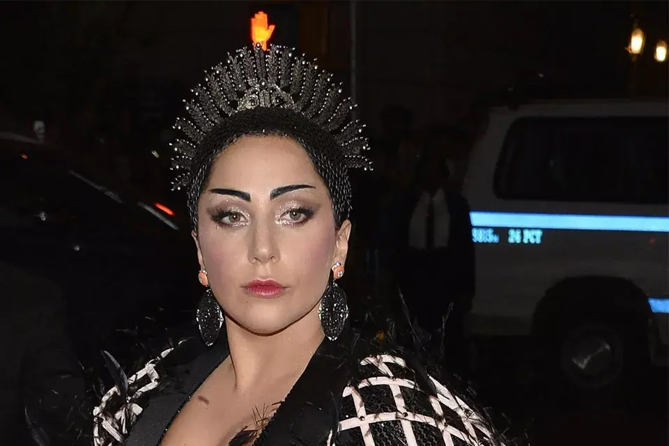 Lady Gaga esta vez pasó desapercibida entre tanta extravagancia.Optó por accesorios en plateado y negro y un maquillaje que le dio un look muy severo