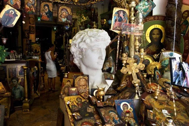 Íconos de la Iglesia Ortodoxa en un local de suvenires
