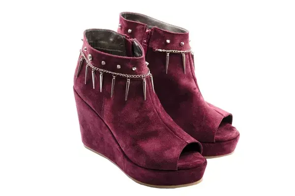 Peep toe con tobillera
(Viamo, $699).