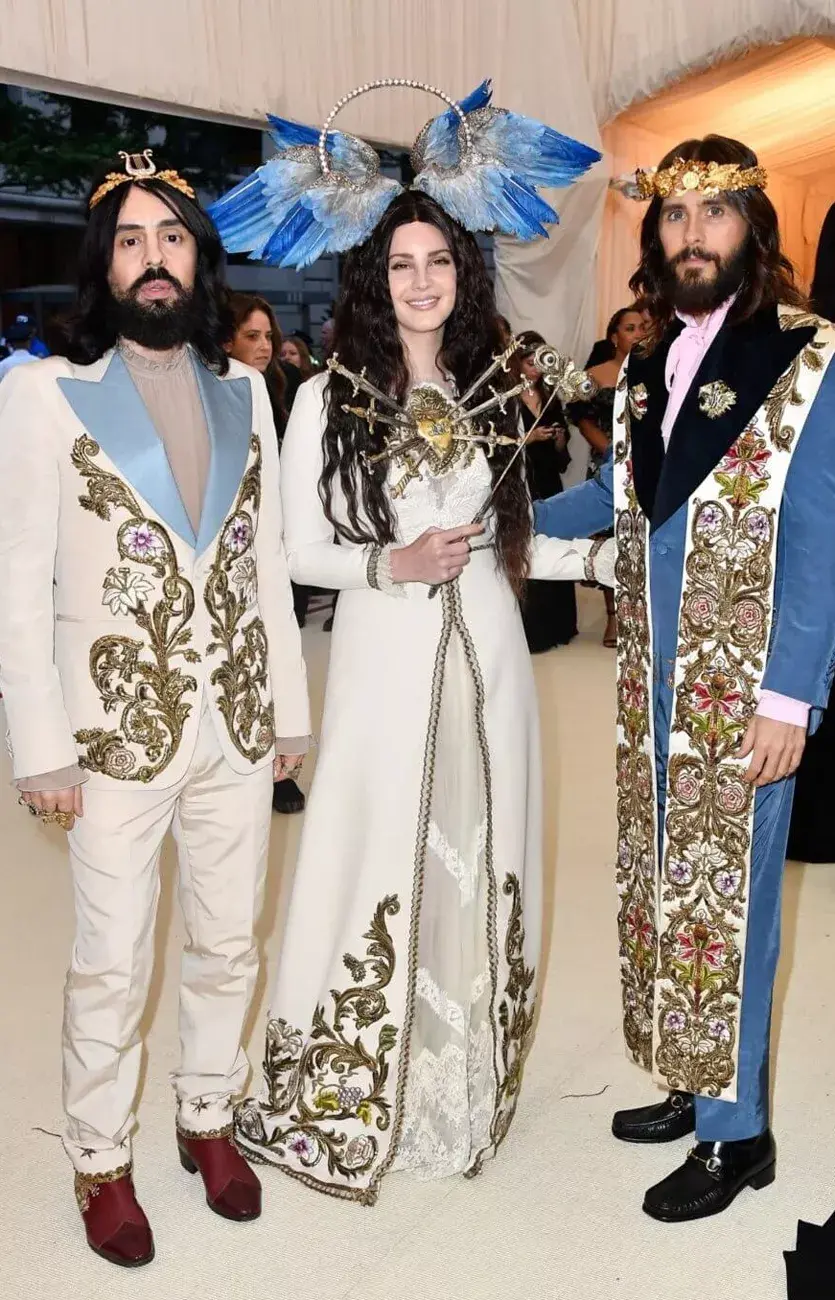 El rey Alessandro Michele con dos de sus musas, Lana del Rey y Jared Leto, en la última Met Gala. 