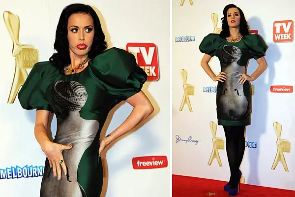 Siempre llamando la atención, Katy Perry no pasó desapercibida con su vestido de Jean Charles Castelbajac