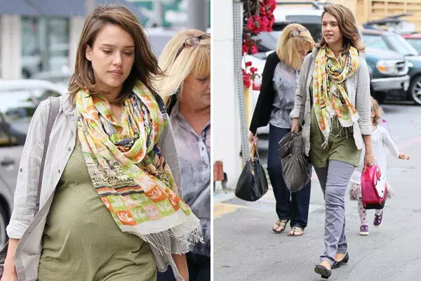 Jessica Alba, con un conjunto muy neutro que se destaca con un echarpe de colores vivos