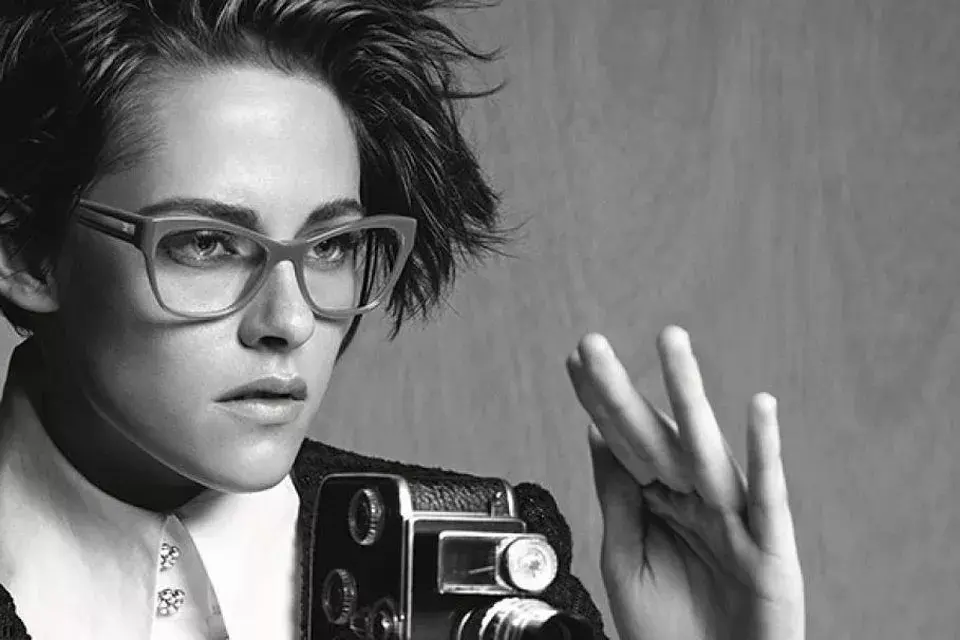 Kristen posa para la nueva campaña de lentes de Chanel