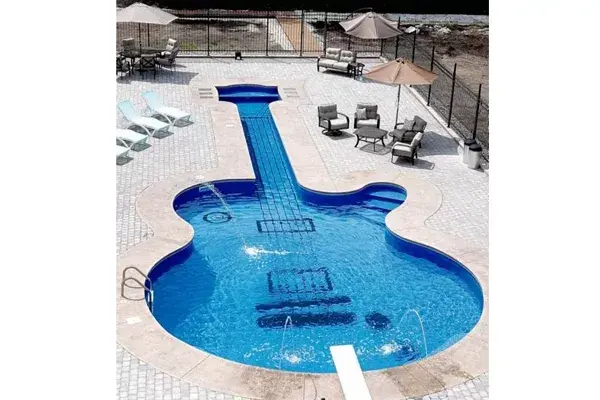 Para los fanáticos de la música, una pileta con forma de guitarra ¿Qué tal?