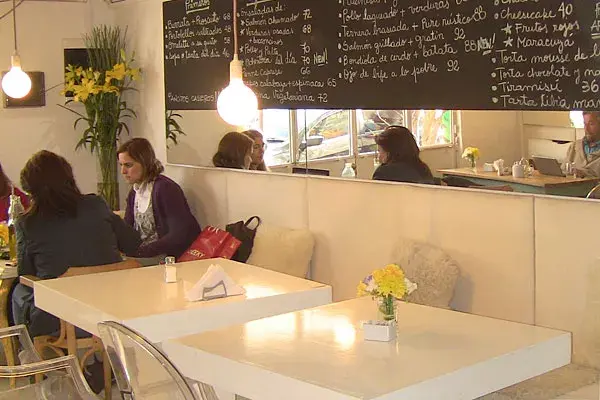 Todos los ambientas están decorados con flores