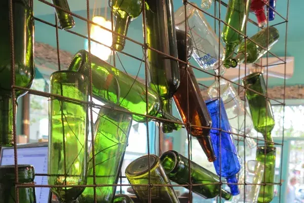 El interior del local está decorado con botella en desuso