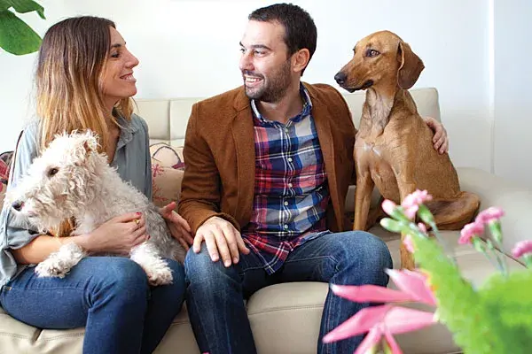 Laura y Diego conviven con sus perros Juana y Simón