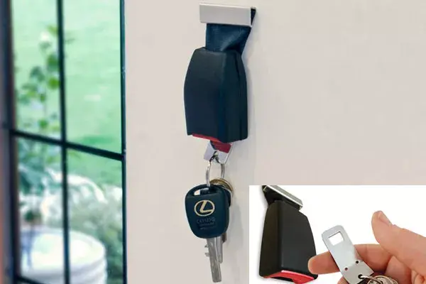 Está bien. Este no es muy estético pero sí muy ingenioso. Un llavero tipo cinturón de seguridad para no perder las llaves dentro de la casa nunca más. ¿Qué les parece?