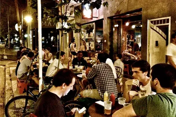 La receta de las hamburguesas elaborada por el dueño se inspiró en restaurantes de Nueva York