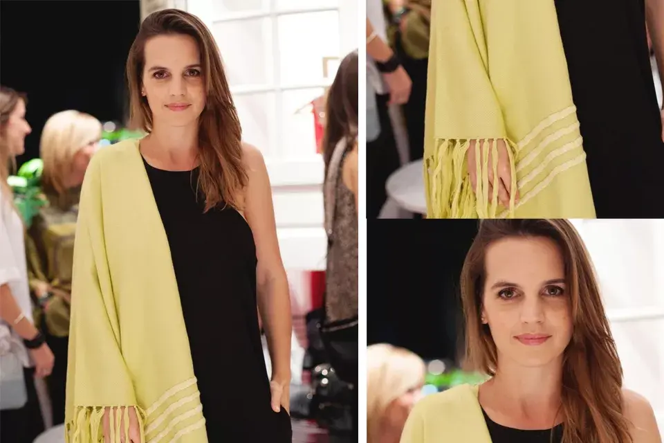 Sabrina Garciarena sumo una mantilla a su vestido negro