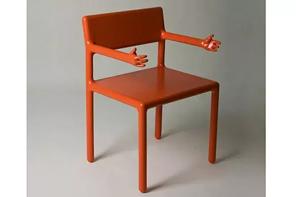 Una silla con manitos en el apoyabrazos, simple y simpática, ¿te gusta para tu comedor?