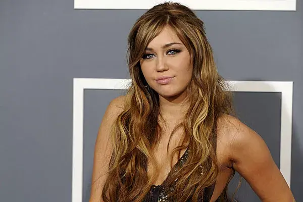 2011. En los premios Grammy se muestra con su look de siempre, con ondas naturales y algunos reflejos