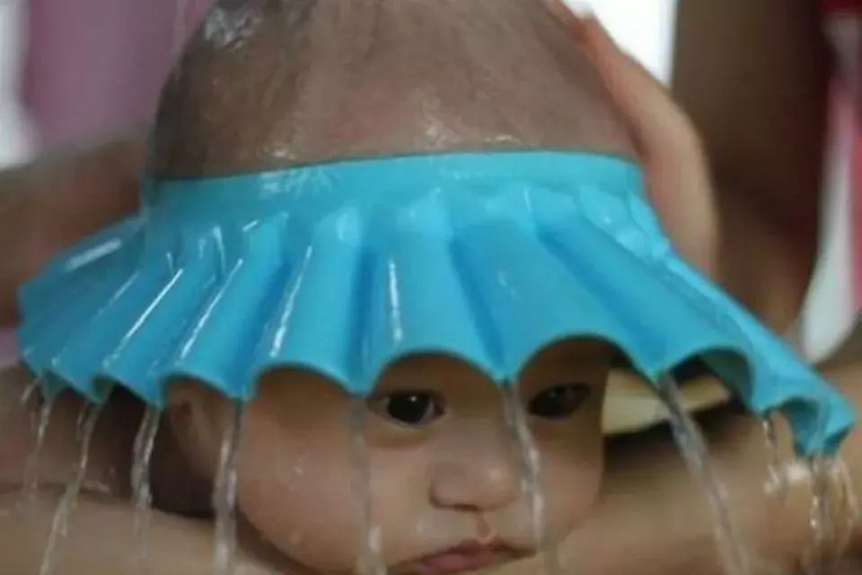 Una capelina para bañar a tu bebé sin que se le vaya el agua a los ojos