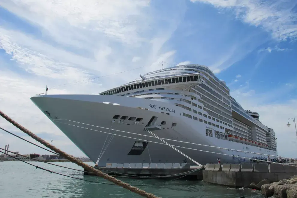 El MSC Preziosa, la nueva nave insignia de MSC Cruceros, espera el regreso de los cruceristas en el puerto de La Goulette, Túnez