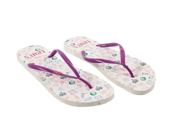 OJOTAS DE GOMA con estampa
(LEVI’S, $125).